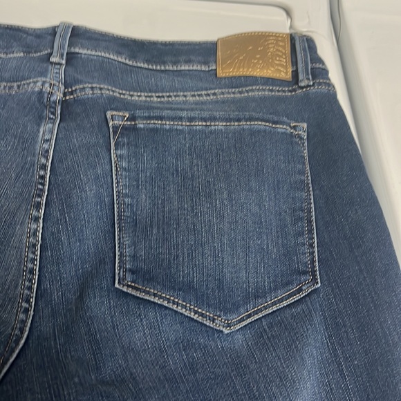 Anne Klein mid rise skinny.  Medium wash. Like new no stains or tears - Picture 4 of 4
